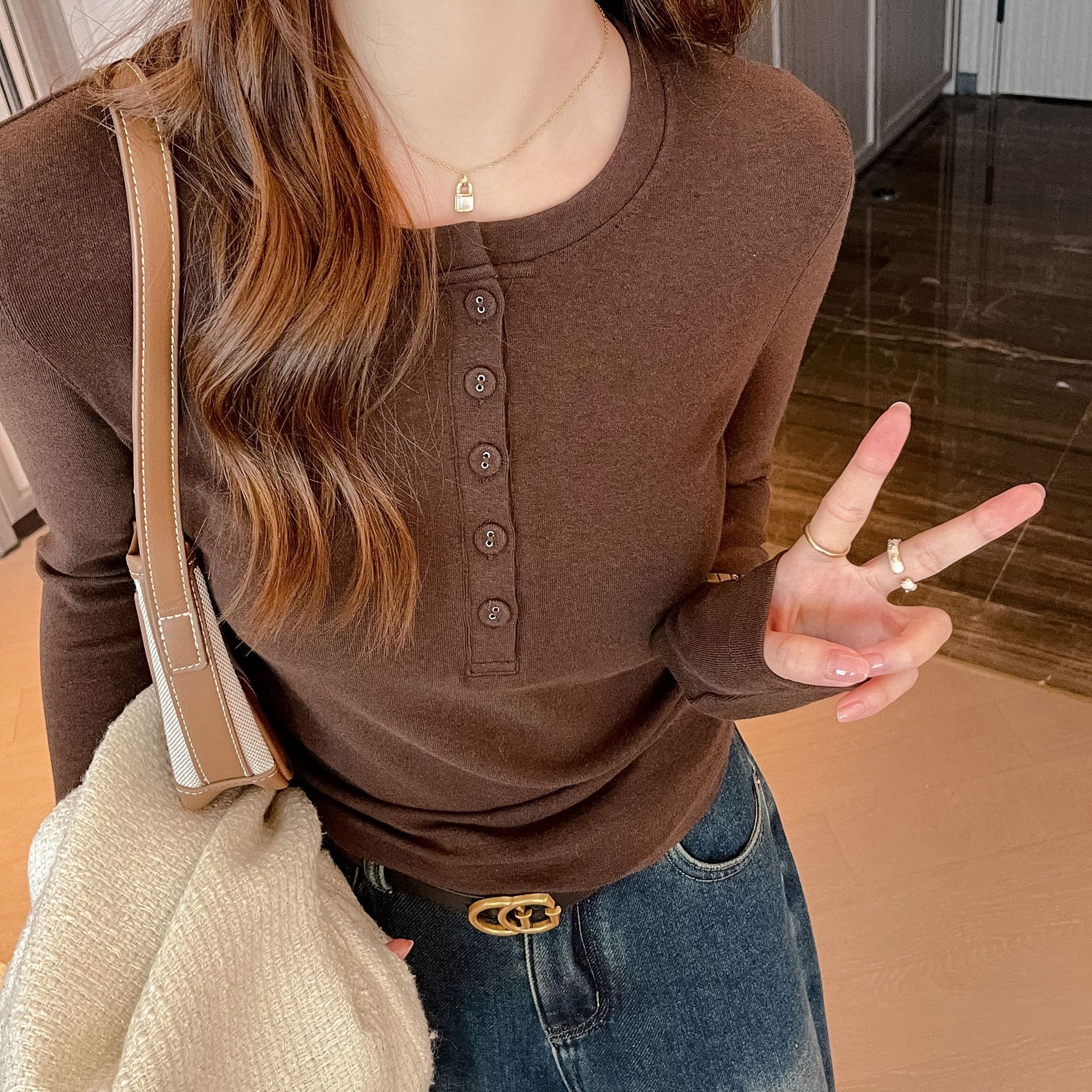 W设计感纽扣半开领正肩上衣女秋冬新款收腰显瘦内搭打底衫,保暖内衣,搜酷衣阁 W设计感纽扣半开领正肩上衣女秋冬新款收腰显瘦内搭打底衫,保暖内衣,搜酷衣阁