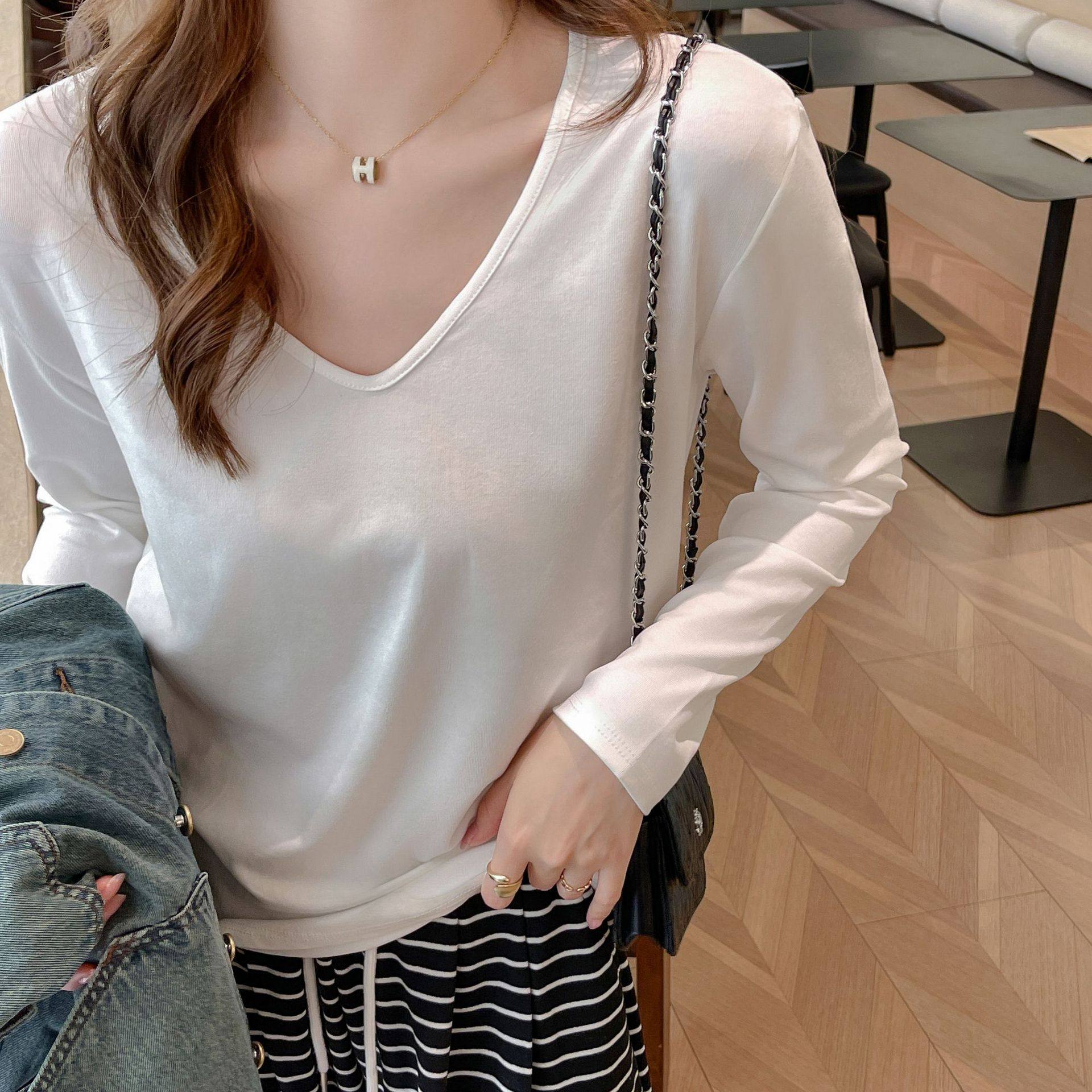 W秋冬季V领宽松长袖t恤女式韩版慵懒感内搭打底衫正肩上衣，保暖内衣，搜酷衣阁