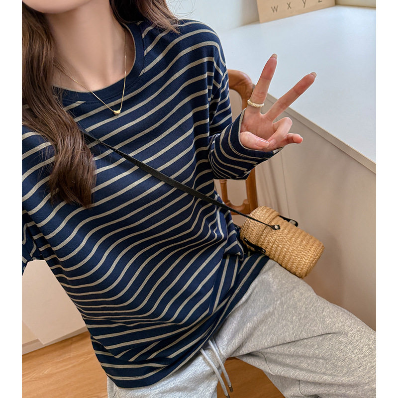 W韩系简约长袖t恤女秋冬圆领内搭打底衫宽松休闲正肩撞色上衣外穿，保暖内衣，搜酷衣阁