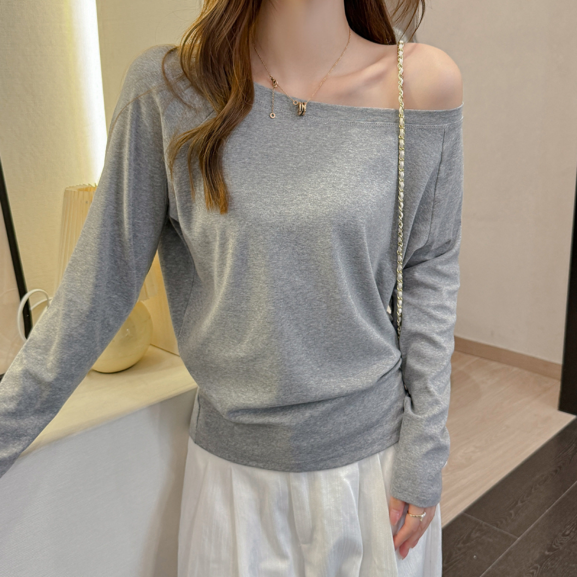 W秋冬季新款一字肩长袖t恤女设计感露肩纯欲内搭上衣可外穿打底衫，保暖内衣，搜酷衣阁