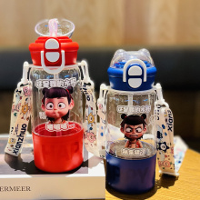 哪吒水杯儿童夏季大容量高便携吸管塑料杯子学生户外背带水杯水杯