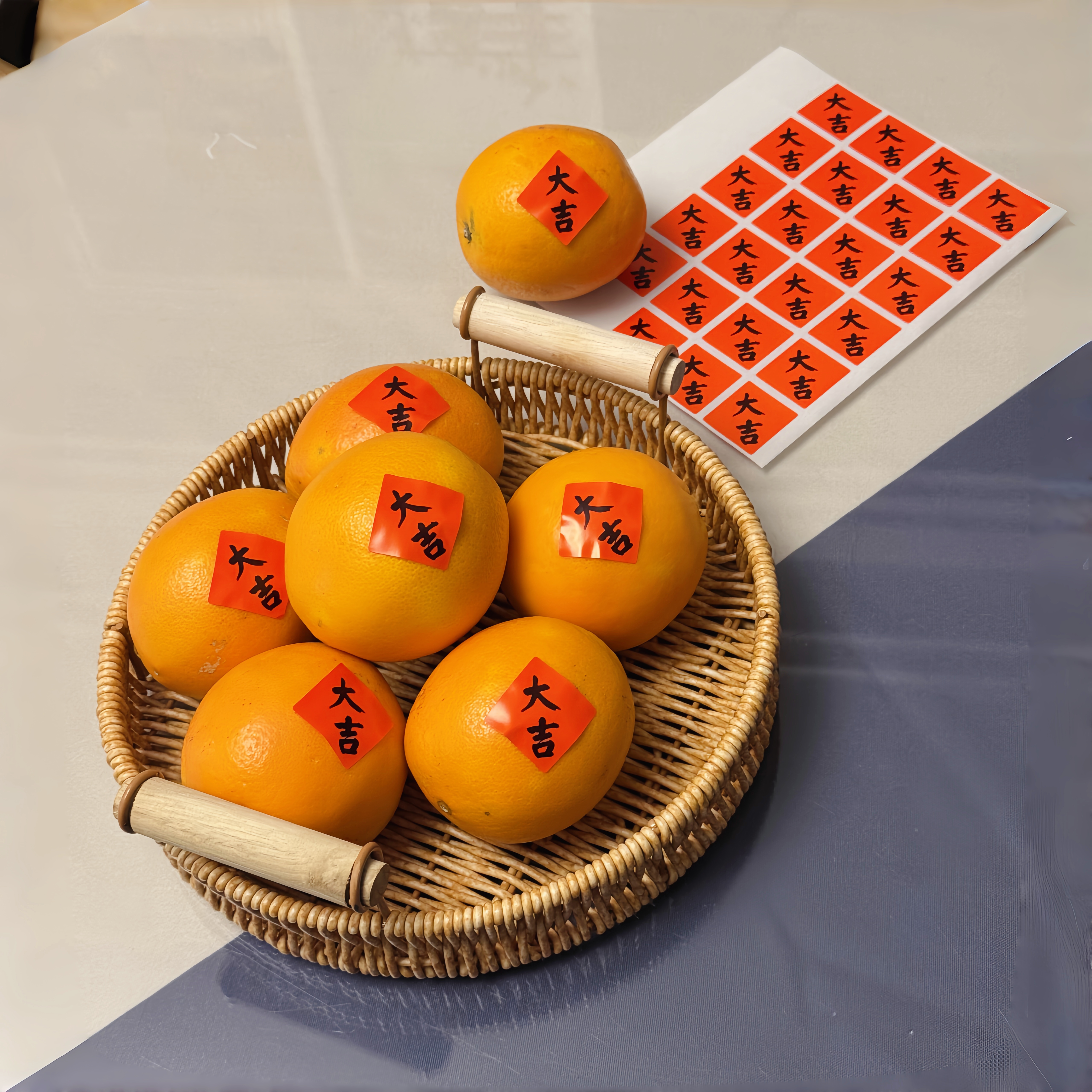 这贴上大吉贴招待客人气氛拉满！