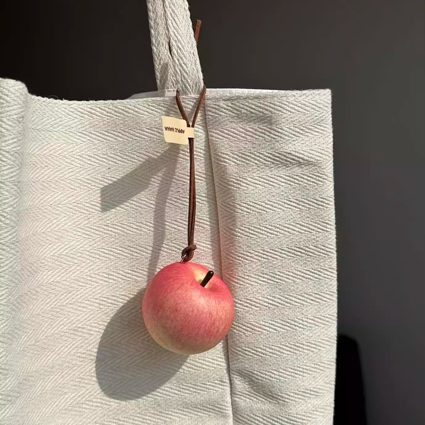 在平安夜的时候带上平安果包挂！