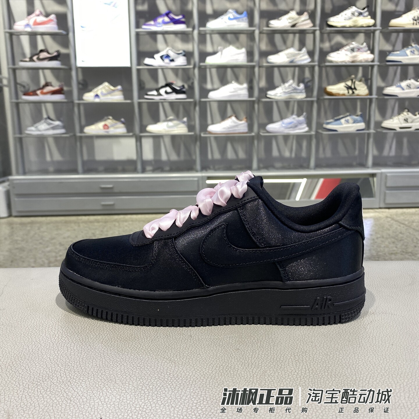 耐克女低帮轻便缎面运动休闲板鞋