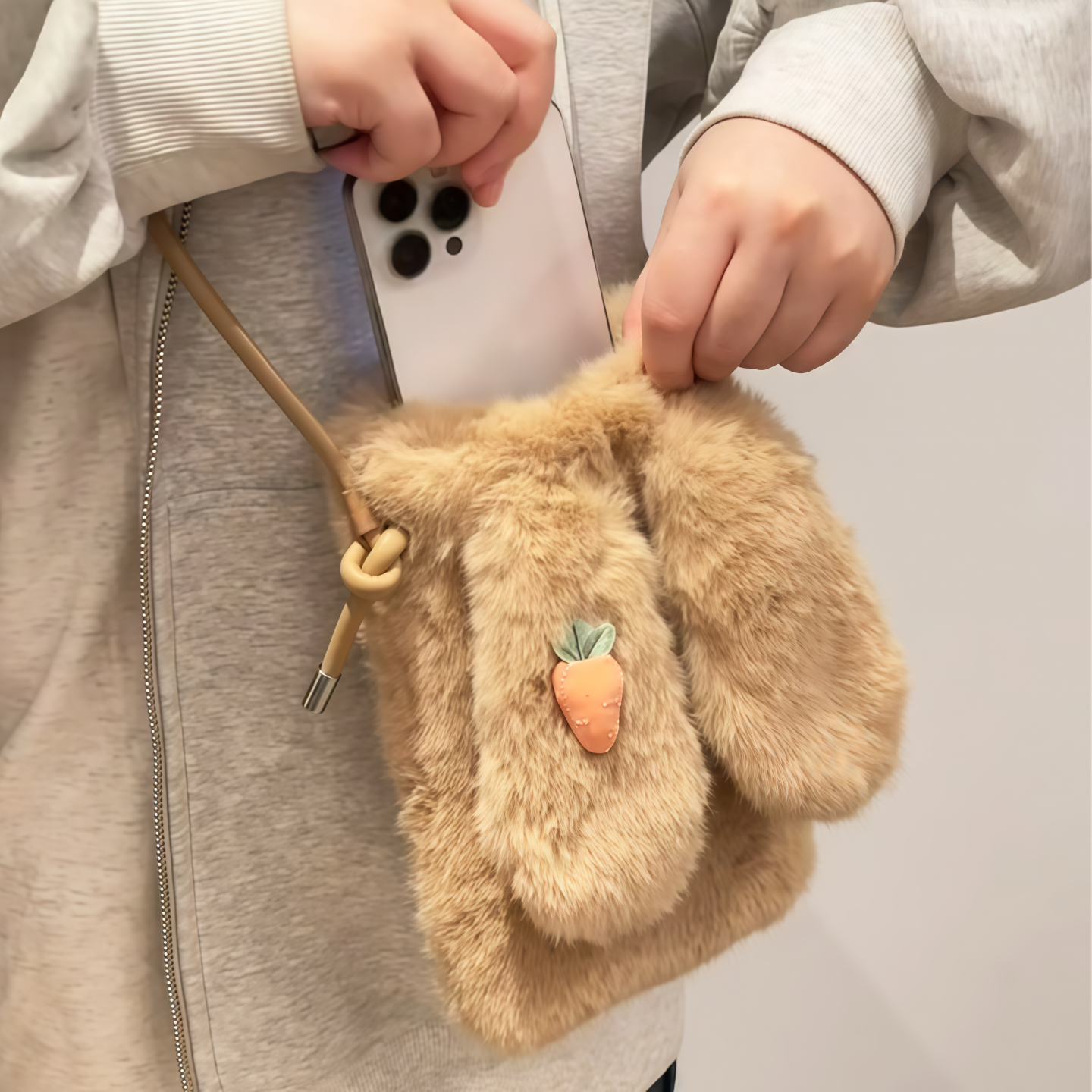 兔子耳朵毛绒手机包女2025新款百搭上班通勤单肩包可爱斜挎水壶包