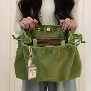 斜挎单肩通勤包秋冬百搭抽绳云朵包大容量设计感小众2025新款式