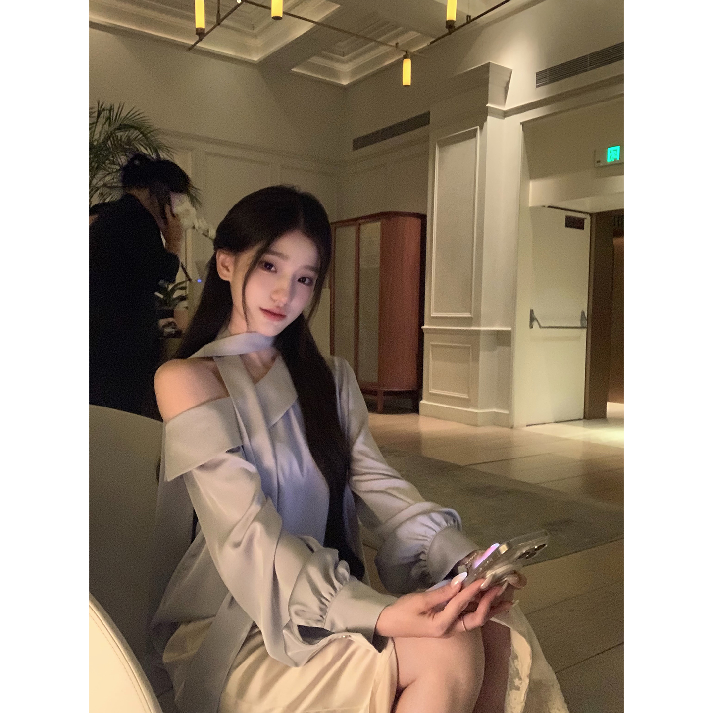 YYW汪澜的妹妹蓝色露肩衬衫套装