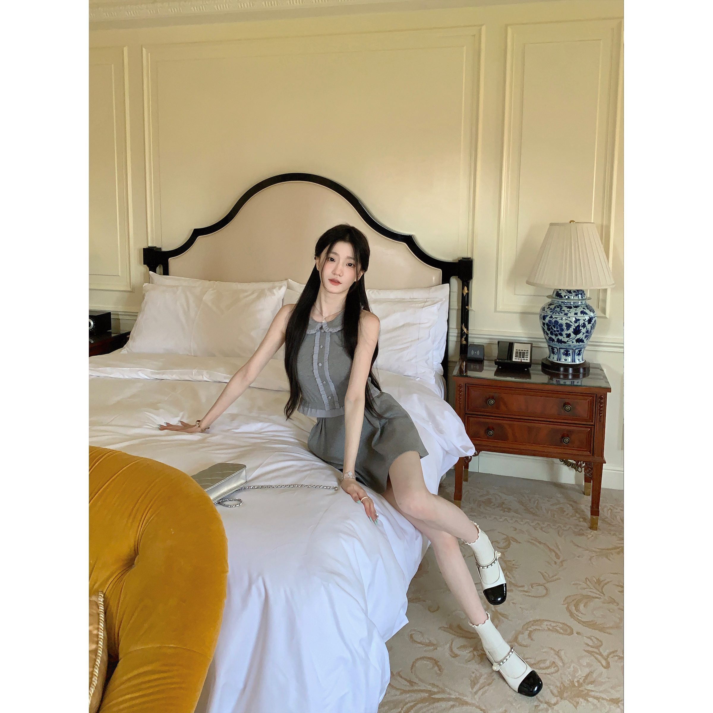 YIYIWANG挖肩上衣A字半身裙