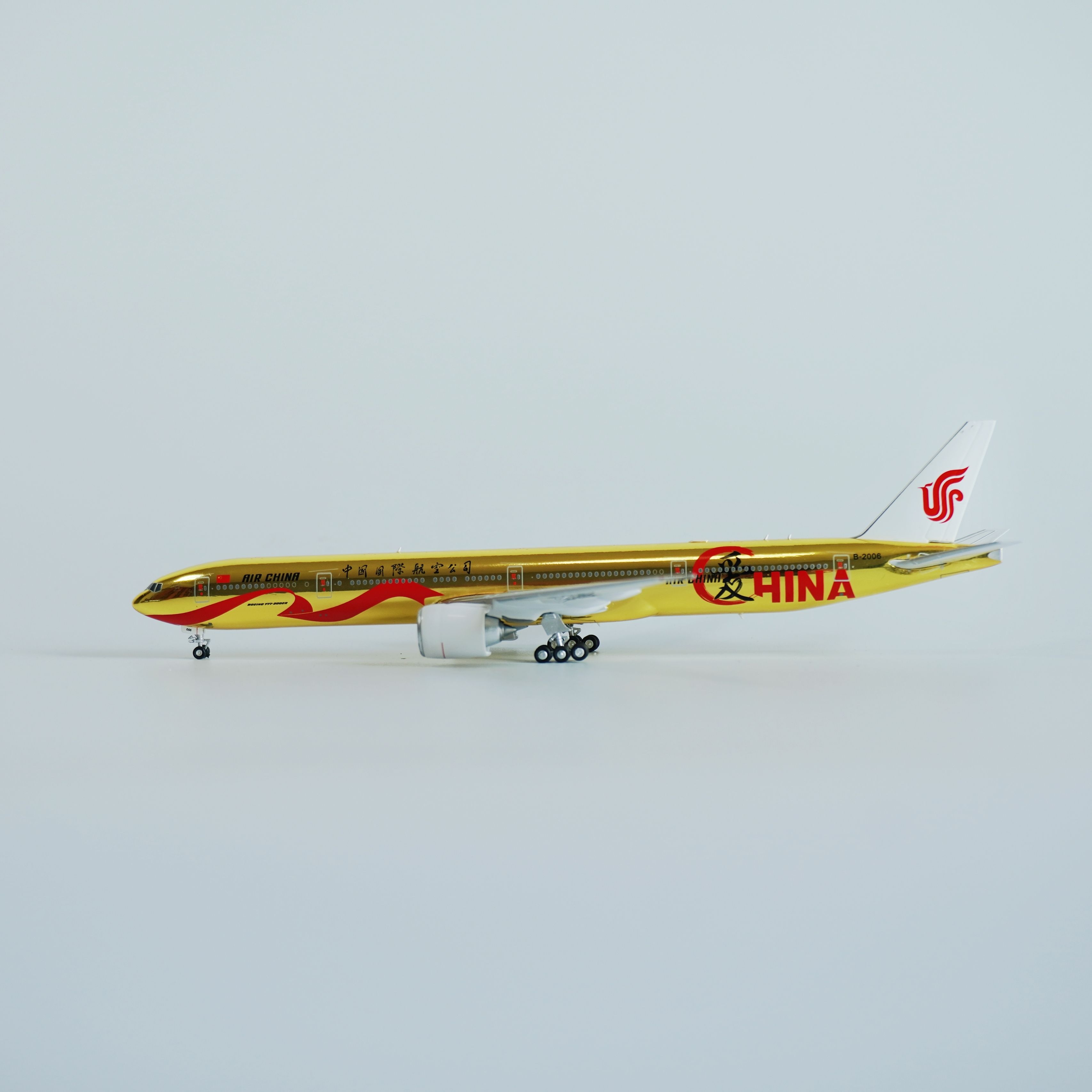 现货 1/400国际航空 B777-300ER 爱中国 B-2006 电镀金色飞机模型