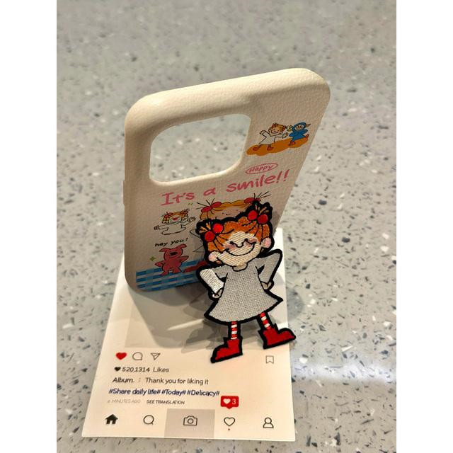 叉腰白裙少女折叠支架适用苹果17promax皮革纹手机壳iPhone16/14/13promax新款12vivo华为p70小米17oppo肤感
