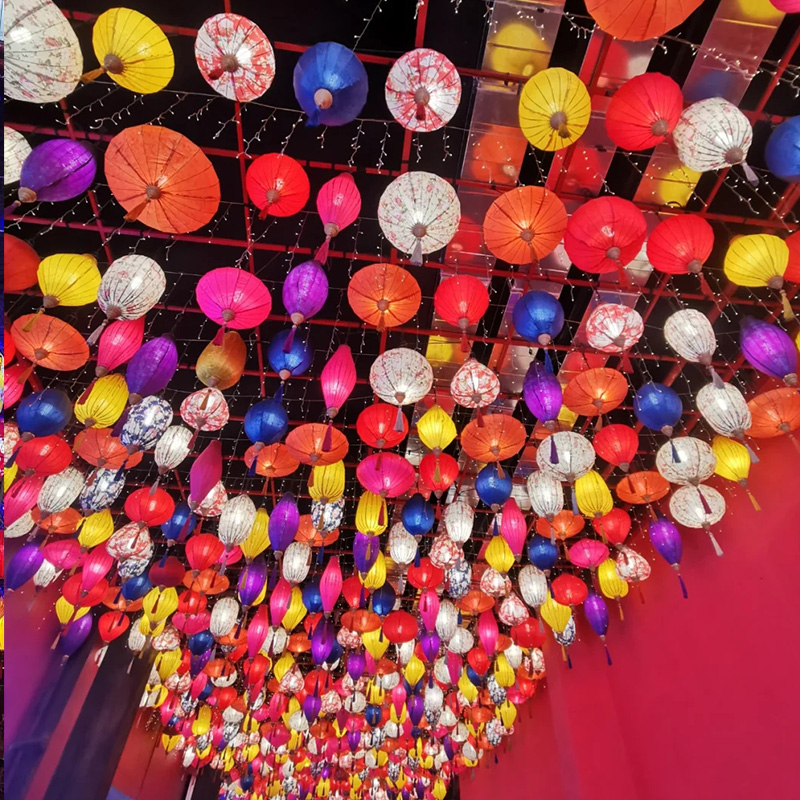 街道悬挂花灯打卡古风装饰灯笼