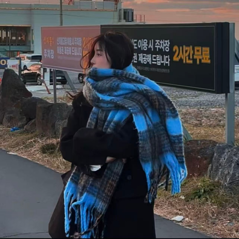 深海蓝围巾女2025新款冬季软糯加厚保暖韩系格子百搭显白流苏围脖