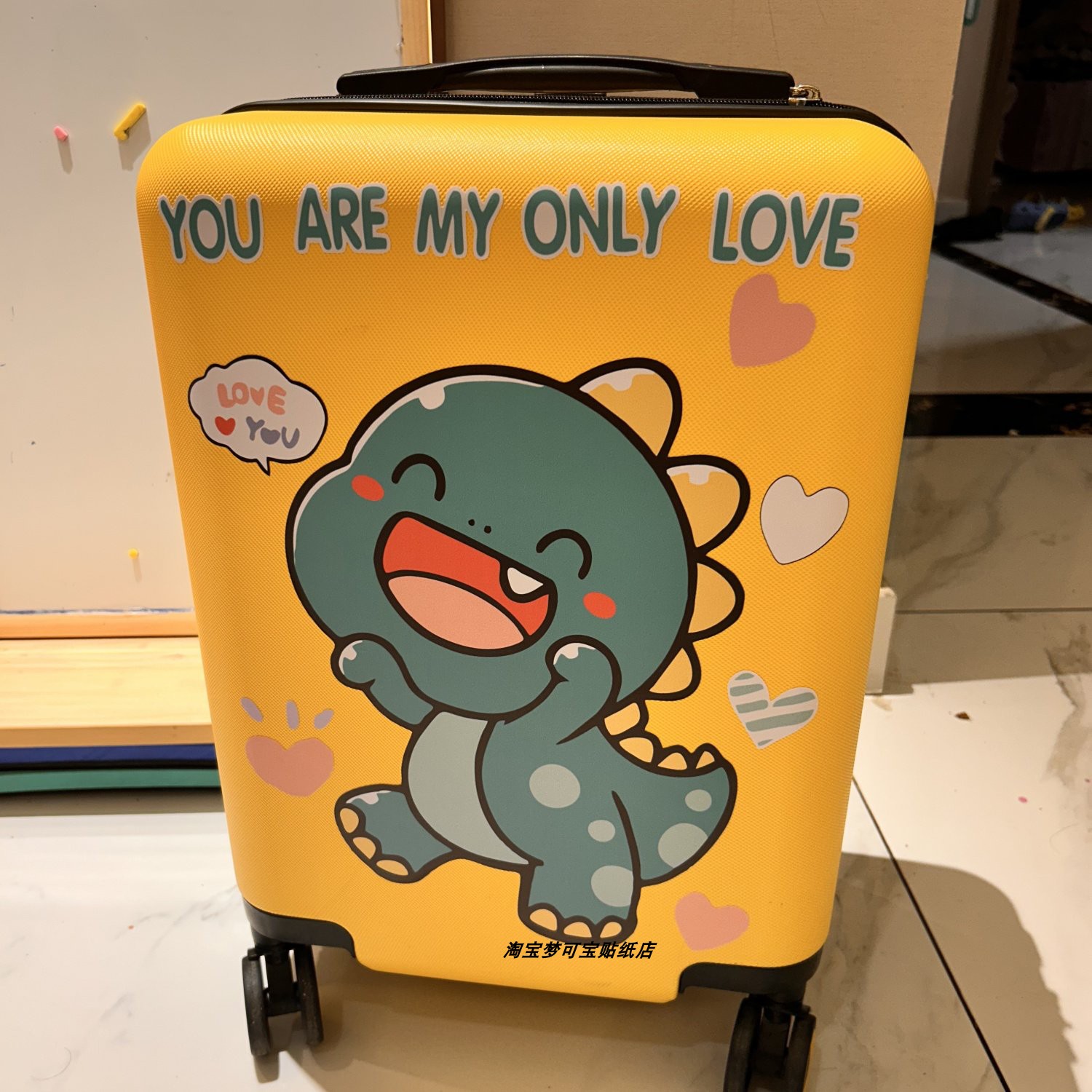 卡通可爱小恐龙行李箱贴纸拉杆箱旅行箱大张墙壁房间装饰贴画防水