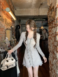 蕾丝收腰V领连衣裙女加绒气质短裙 月光贝莉 八盖pinky piggy