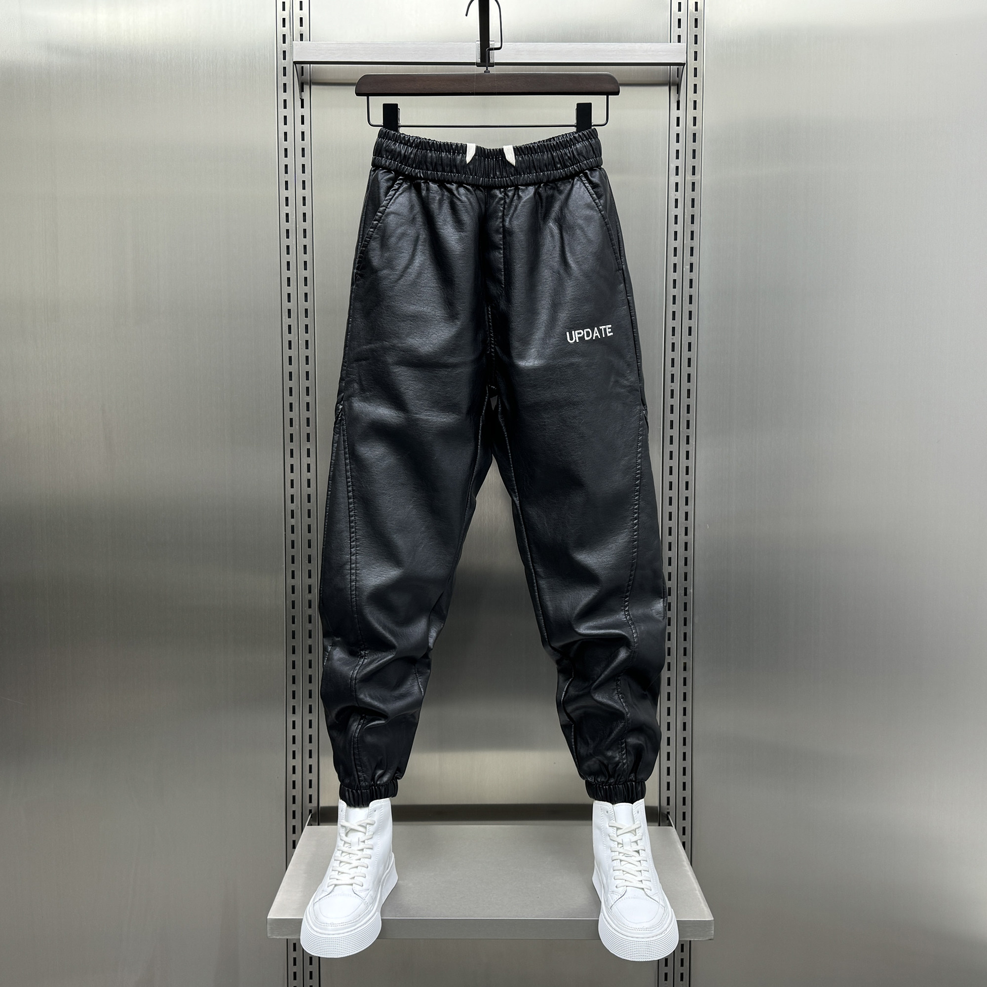 2024秋冬宽松刺绣字母加绒PU防风裤骑手保暖哈伦束脚皮裤男款潮流,男装,皮裤,淘宝优惠券,粉丝福利购,淘宝优惠卷