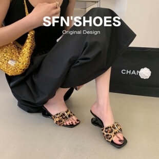 方头露趾坡跟拖鞋 羊皮 外穿高跟凉鞋 女夏季 豹纹马毛一字带凉拖鞋