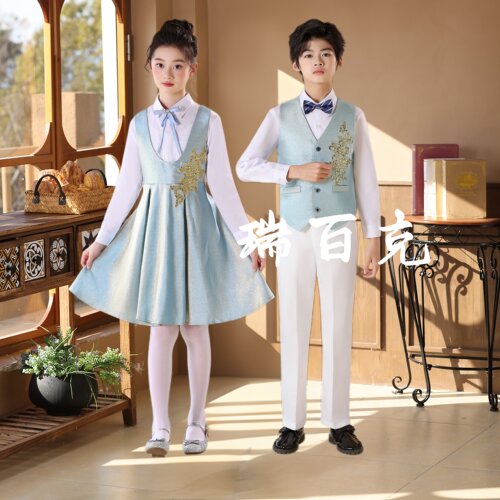 男女童合唱团表演朗读集体服