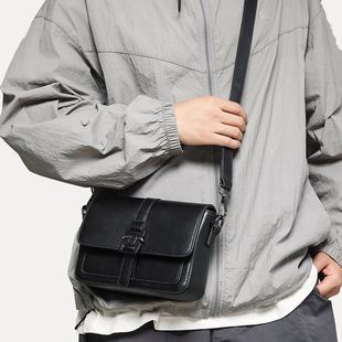 斜挎包男款高级感小型手机小挎包男生设计感小众男包通勤百搭包包
