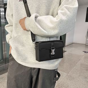 高级感皮硬盒小方包男2025新款设计感潮流斜挎包男生通勤单肩包