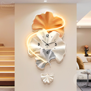 银杏叶客厅钟表2026新款装饰画高级感创意时钟壁灯静音摇摆挂钟