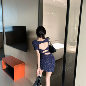 辣妹性感方领碎花连衣裙2026夏季后背镂空设计感短款洋气包臀裙子