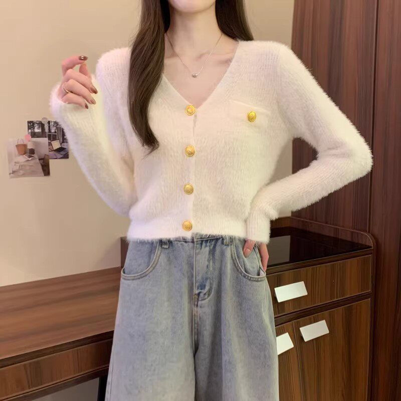 温柔风软糯白色v领毛衣女秋冬短款加厚保暖长袖针织开衫外套上衣