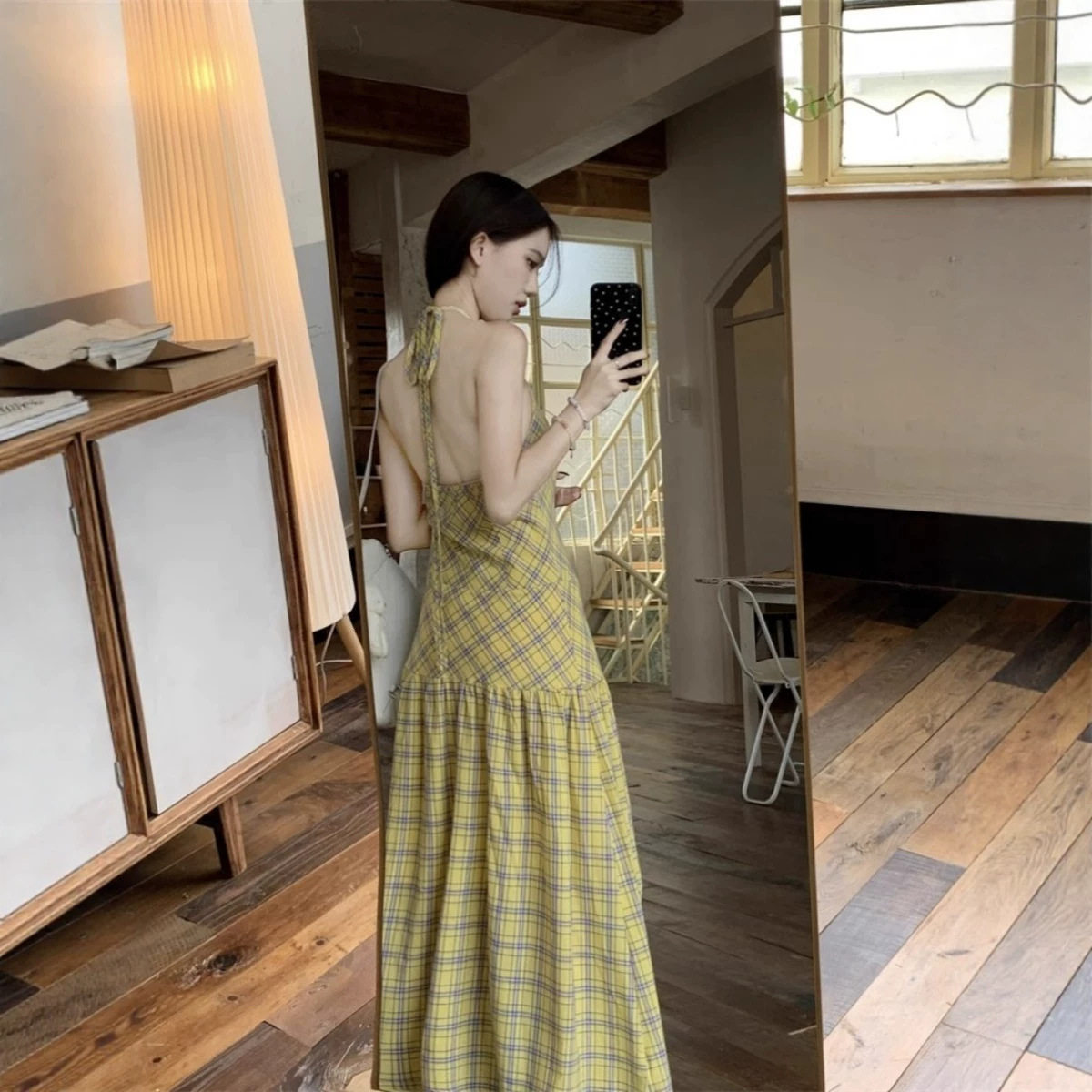 甜辣妹黄格挂脖露背A字连衣裙女