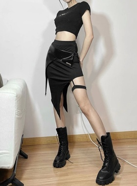 时尚不规则开叉 黑色半身裙Fashion irregular split black skirt