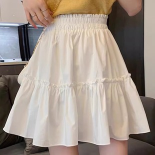 A short puffy white skirt that covers the hips白色遮胯蓬蓬裙