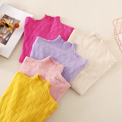 Wear a half-turtleneck pullover underneath内搭半高领套头毛衣