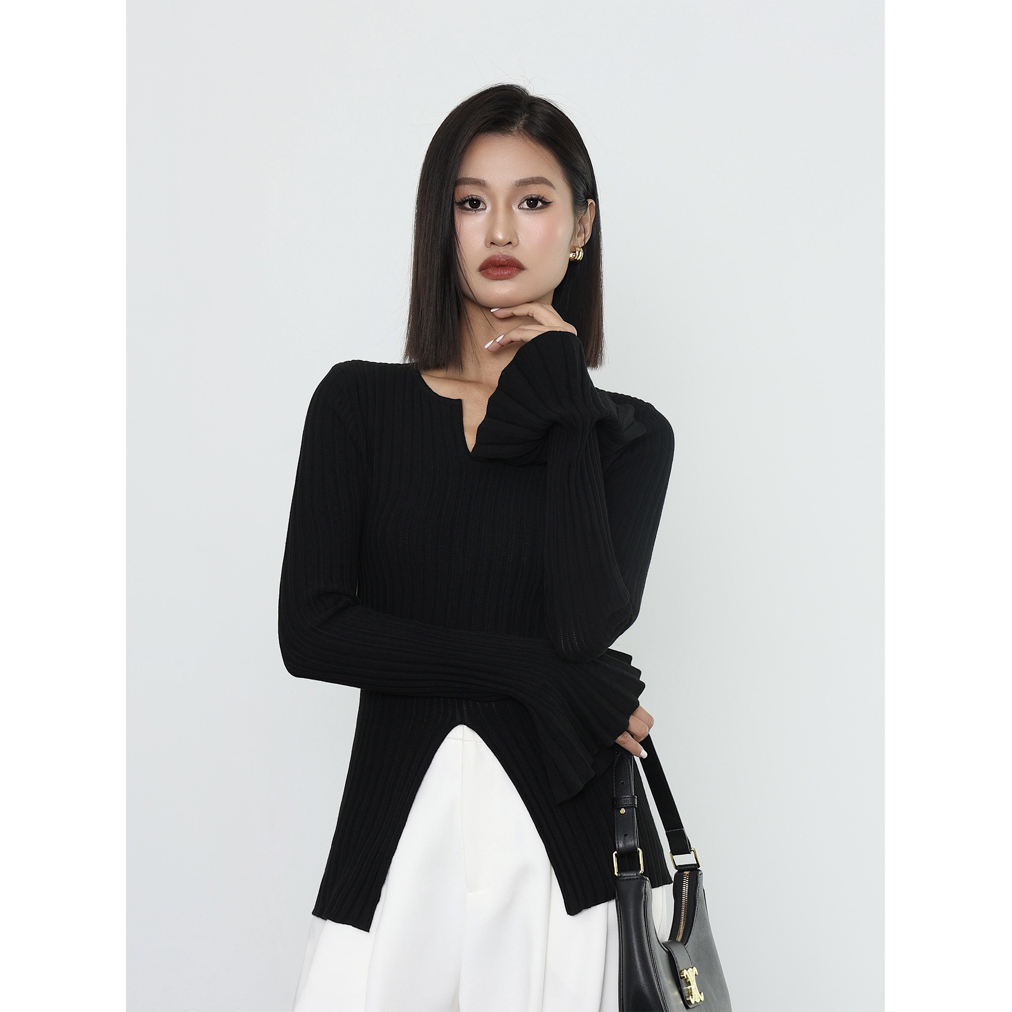 喇叭袖小V领针织打底衫