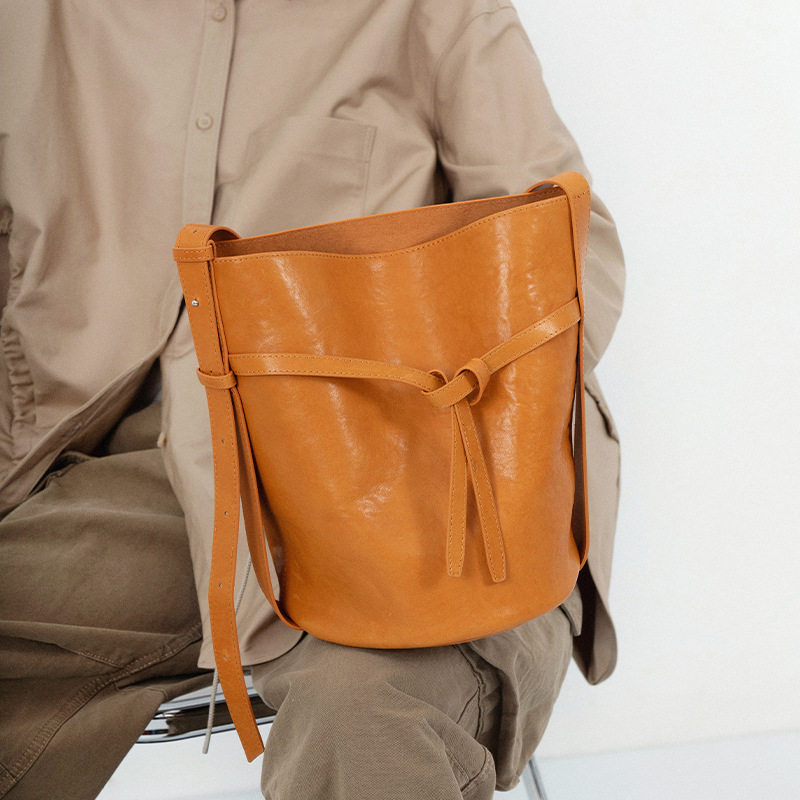 水晶植鞣牛皮水桶包斜挎大容量感高油脂头层牛皮复古质感单肩包女