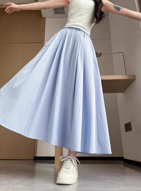 A light blue skirt with a large hem 简约浅蓝色大摆女生半身裙