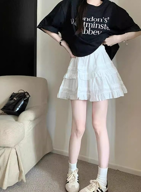 The short girl wears a white puffy skirt小个子女生白色蓬蓬裙