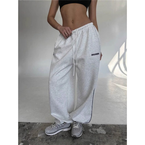 Straight leg casual pants, paired with leg tied sweatpants