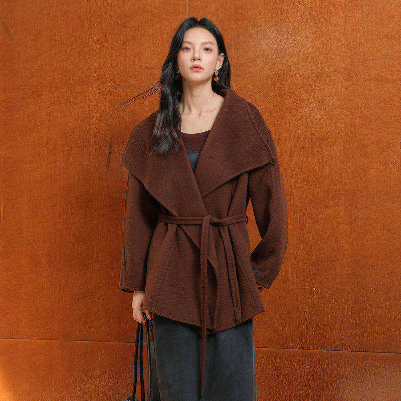 黑标BAIZHUO冬季新款大翻领轻盈短款系带双面呢毛呢外套AZ4