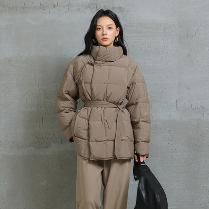 AIRIQI冬季新款新中式高领方格白鸭绒盘扣收腰羽绒服女AX44YR025