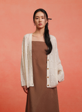 黑标BAIZHUO春季新款休闲简约宽松V领绞花羊毛针织衫女AZ51KS119