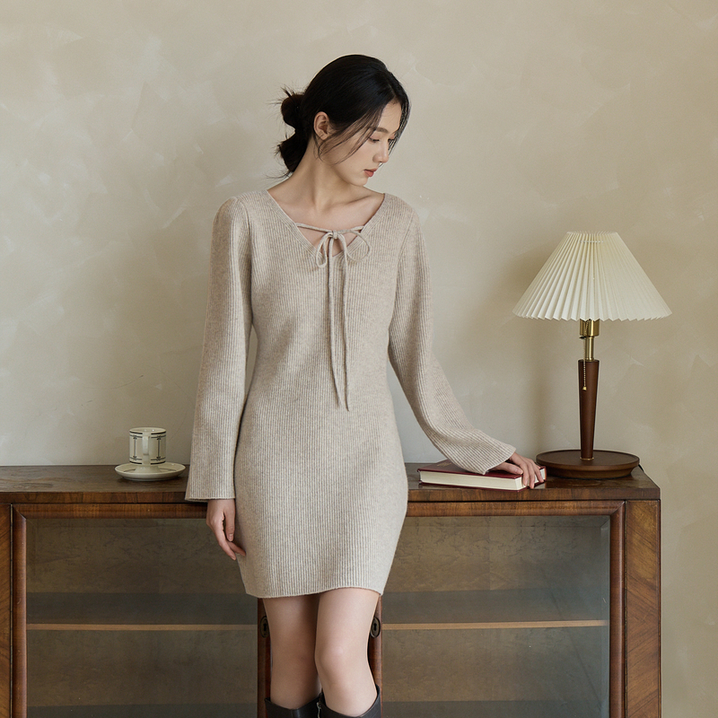 AIRIQI冬季新款性感v领修身内搭收腰包臀羊毛针织连衣裙AH44LQ267