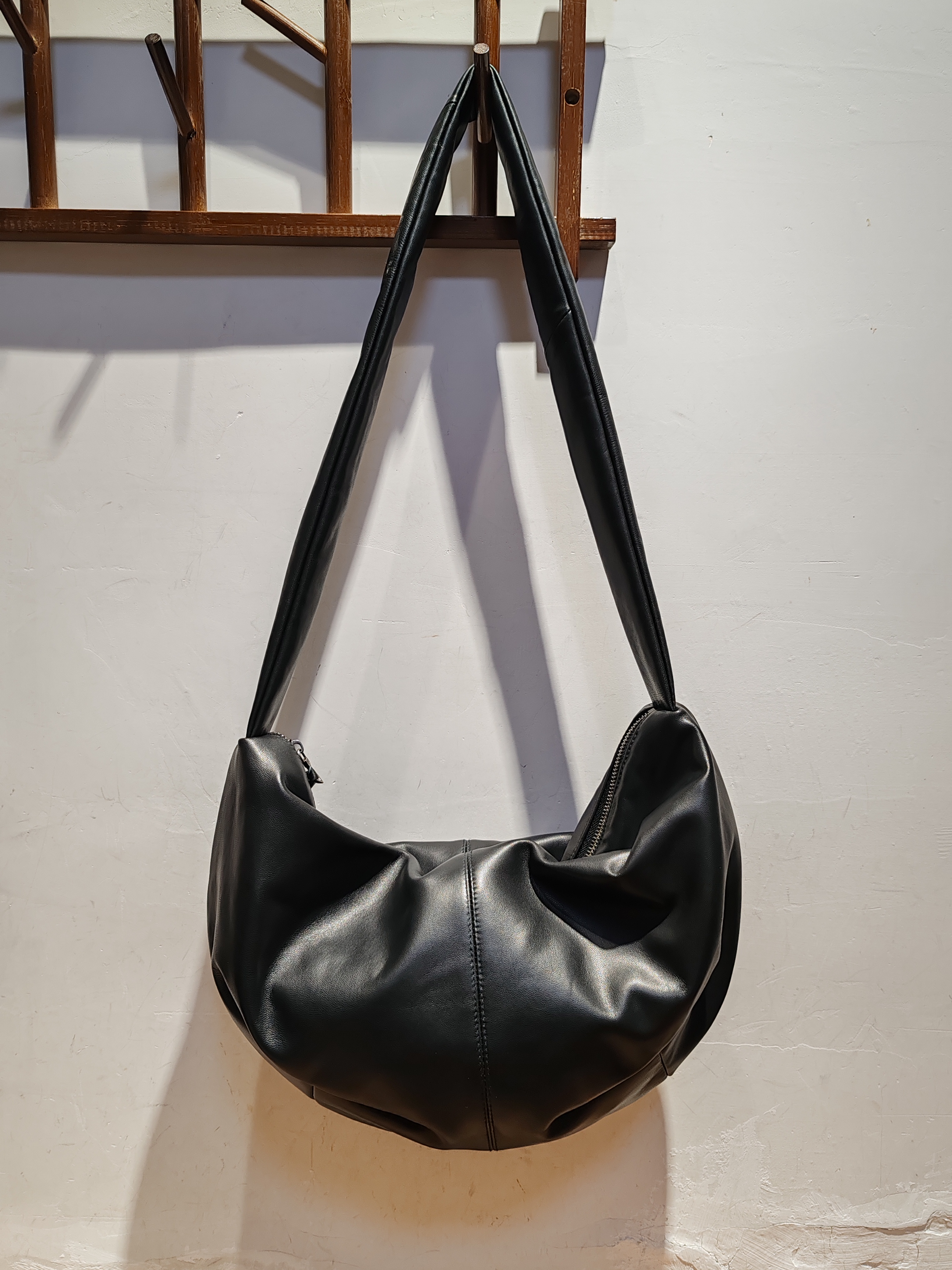 出口日本小羊皮真皮饺子包休闲软皮轻薄款通勤斜挎包