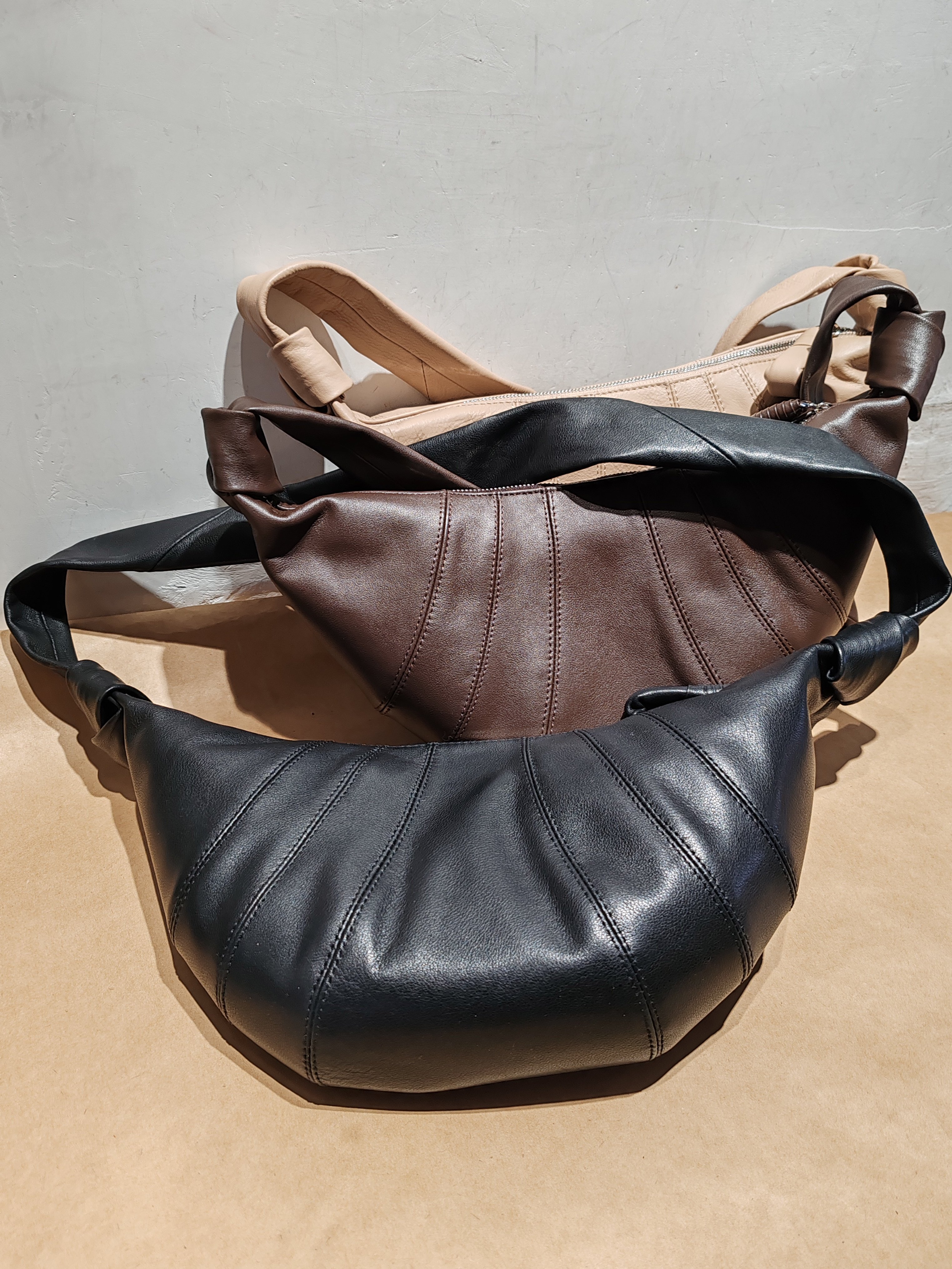 外贸出口头层牛皮软皮饺子真皮通勤休闲单肩斜挎牛角女包