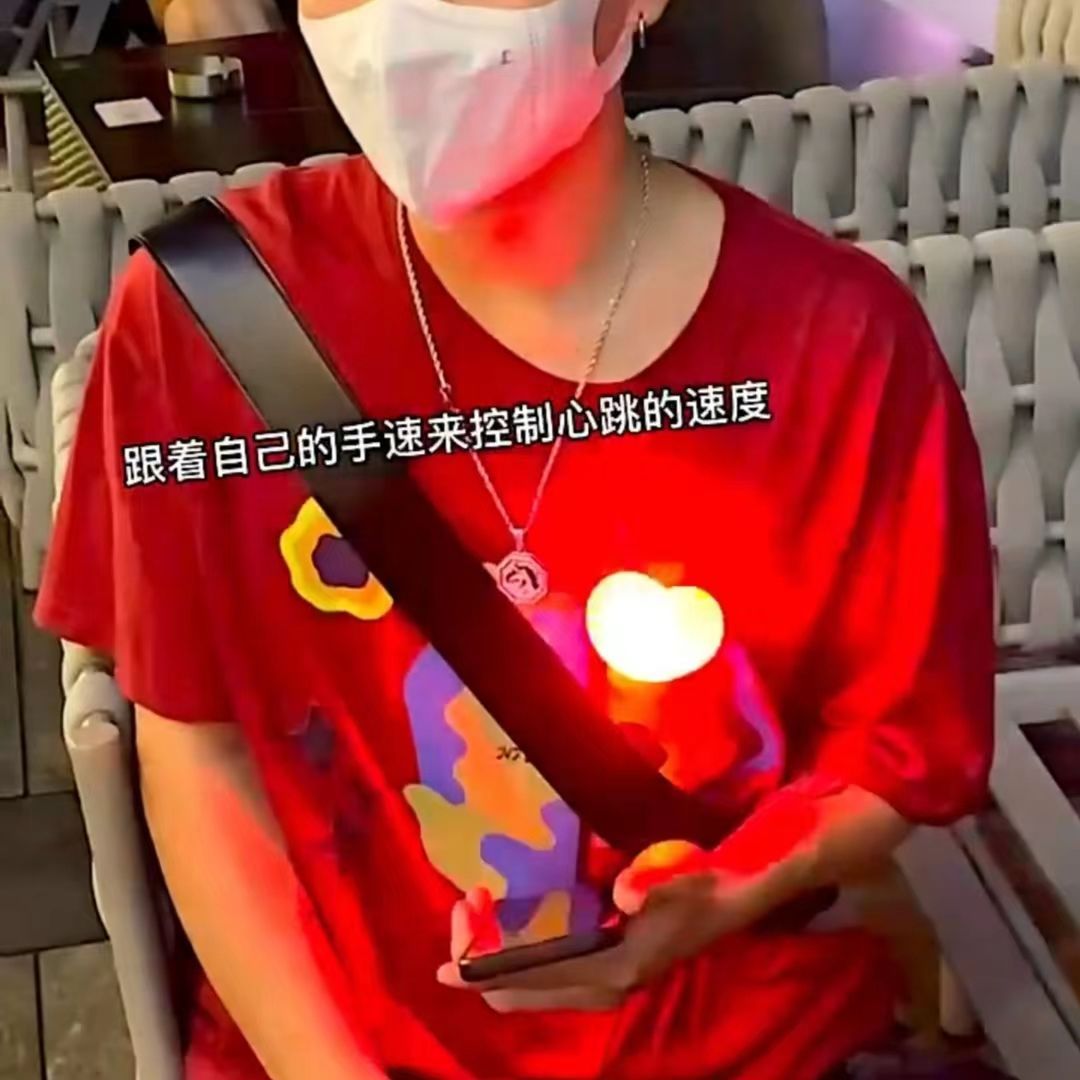 胸前发光爱心灯浪漫心跳动形爆