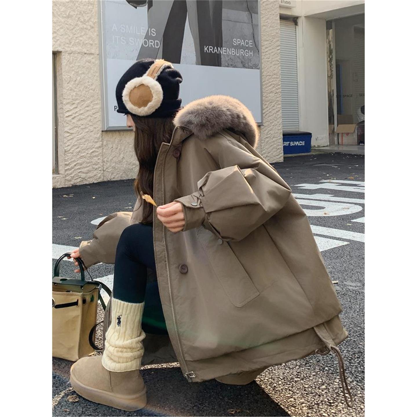 摩卡色连帽大毛领派克服羽绒服女
