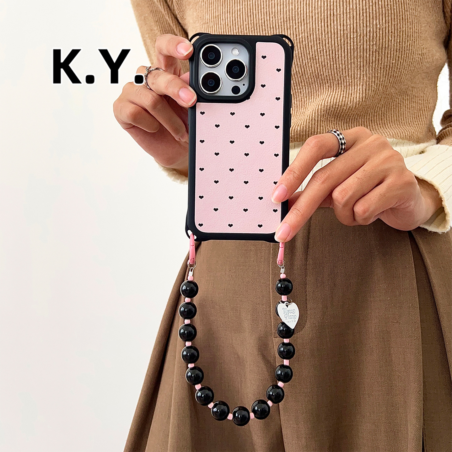 粉底黑爱心适用于苹果17promax手机壳挂绳斜挎华为mate80promax简约皮质苹果14pro手提腕带小米17pro保护壳