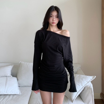 法式气质一字肩黑色连衣裙子秋冬季2025年新款小个子辣妹包臀短裙