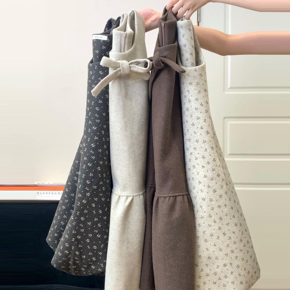 法式灰色碎花背心连衣裙子秋冬季2026新款巨好看新年穿搭花苞短裙