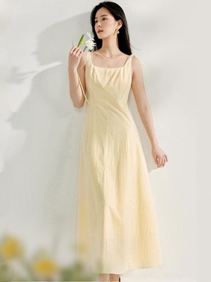 法式方领吊带连衣裙女2025年春季新款鹅黄色收腰显瘦气质长裙