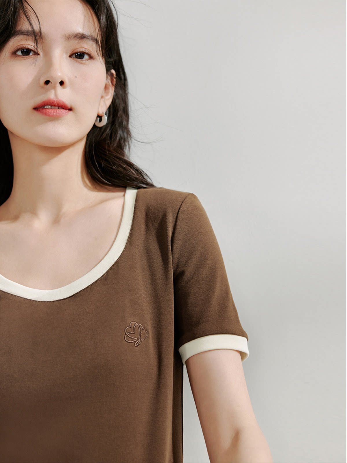 法式U型领短袖T恤女2025年夏季新款休闲正肩显瘦短款白色上衣