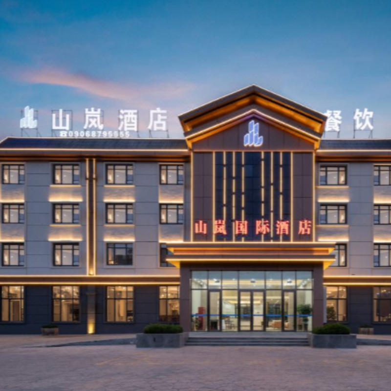 酒店对面有雪场大巴停靠点，距离10米 自助洗衣  健身房 酒店步行11分钟可至可可托海三号坑景点