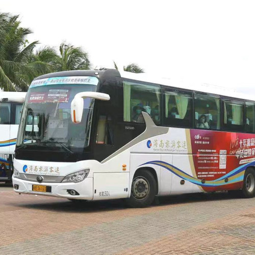 酒店坐落于三亚吉阳区榆亚路33号半山之巅，远离城市喧嚣尽享便捷交通。 酒店紧邻繁华商圈，步行10分钟达夏日百货，驾车5分钟抵达1号港湾城。